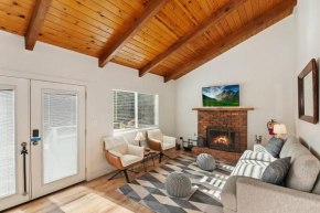 Peaceful Sunshine Chalet w/ Hottub-Serene Cabin Big Bear Lake